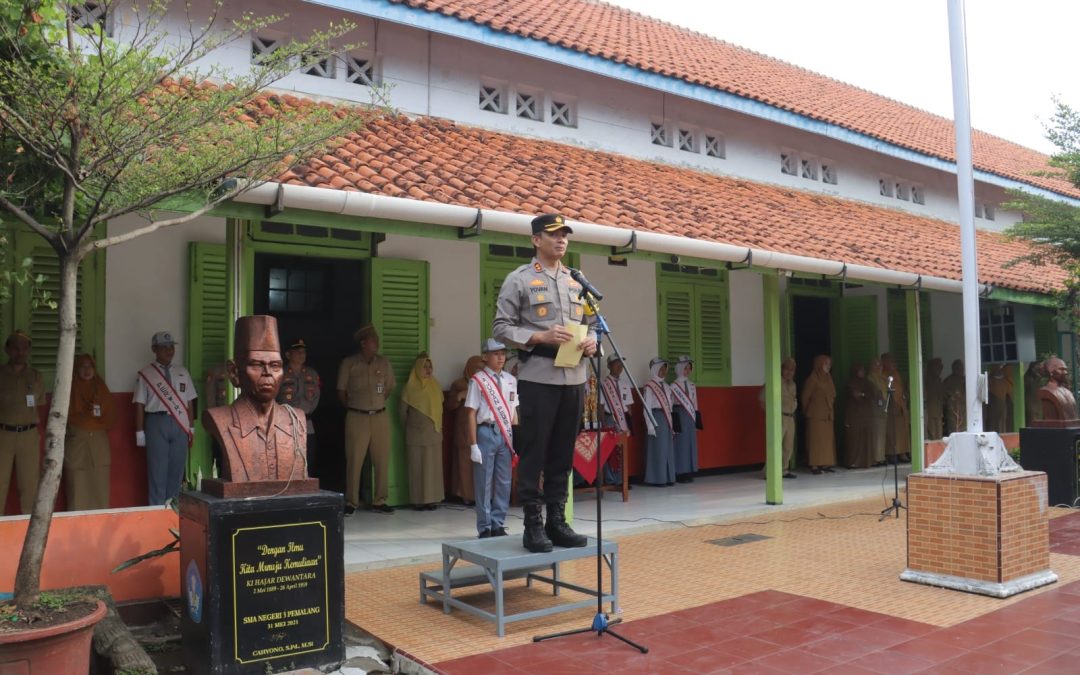 KAPOLRES PEMALANG DAN JAJARAN KAPOLSEK RESORT PEMALANG, MENJADI PEMBINA UPACARA DI SEKOLAH – SEKOLAH.